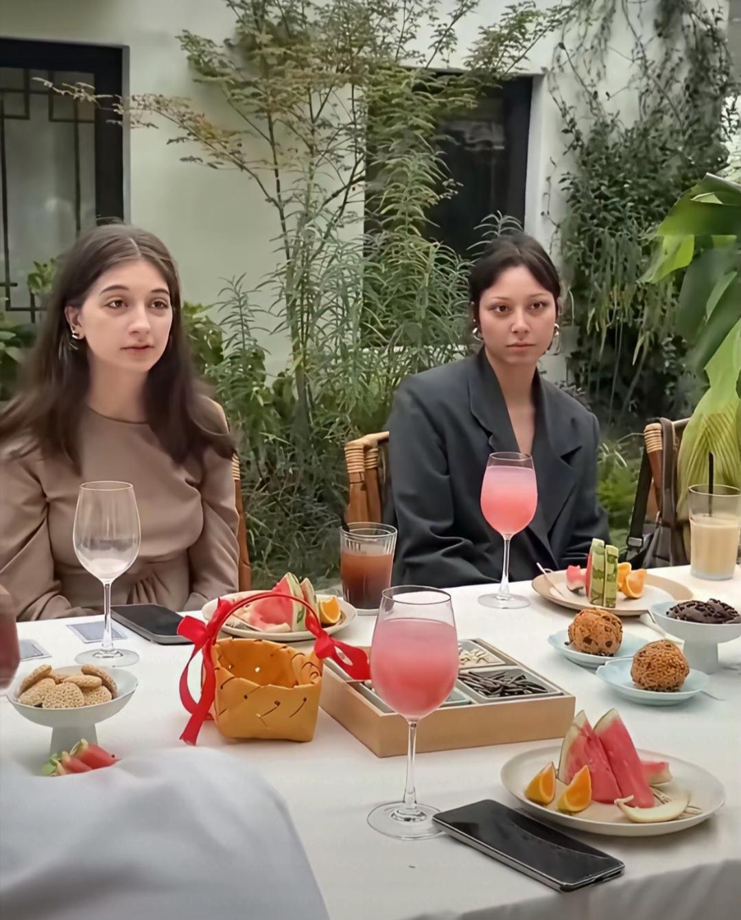 中俄免签后，好多俄罗斯姑娘组团来中国相亲，这不，还有特意跑到南京参加中国相亲群的