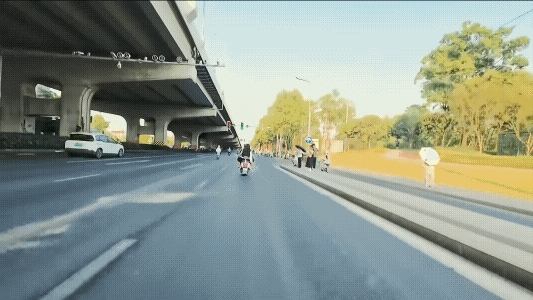 电动车:看你一眼算我输。
这个视频，基本都会再看第二遍，因为第一遍注意力，会看错