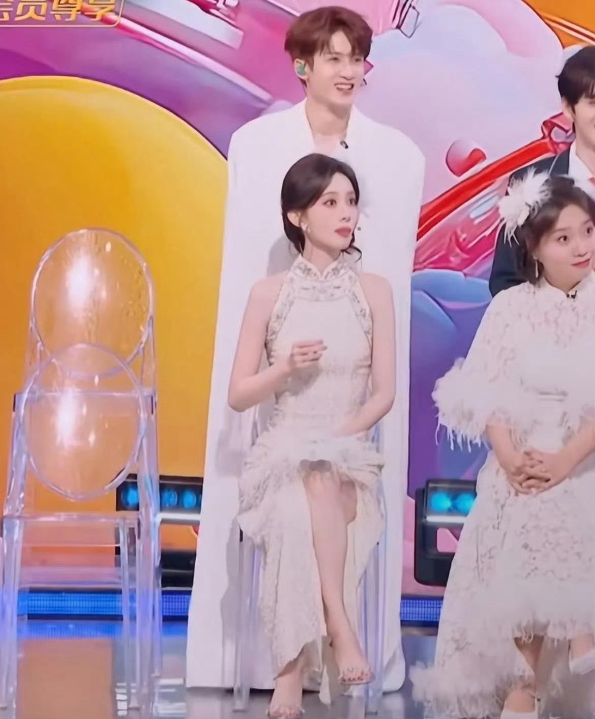 健次的肩宽可以给孟姐拍白底证件照了给你们天赋型选手拼了哈哈哈哈哈哈哈哈哈 ​​​