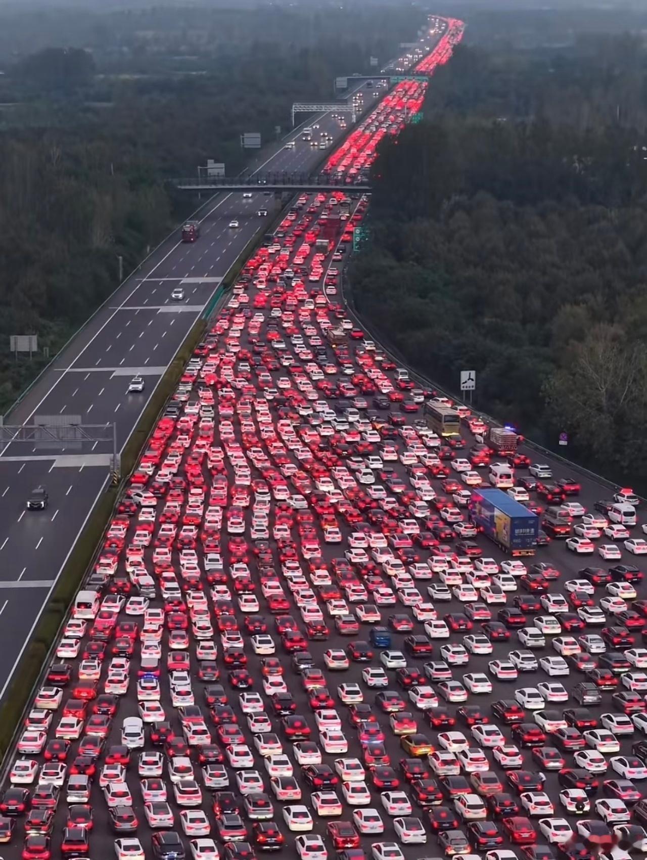 留意到热搜，各种「卡点下高速」的新闻。其实按照大家现在的习惯和路况，12点后才下