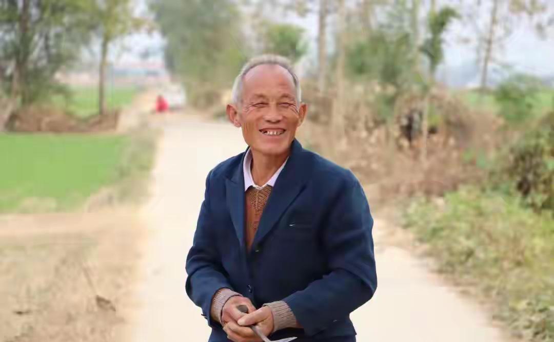 这位大哥已65岁，独自一人生活。采访者询问：“大哥，我瞧您咋这么瘦呀？”大哥回应