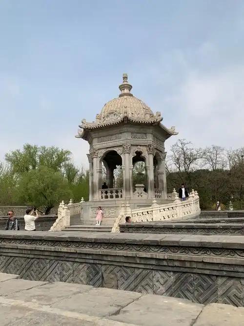 紫禁城御花园极少高大古树，清代刻意修剪规制，和明代园林野趣风格差异极大
 
走进