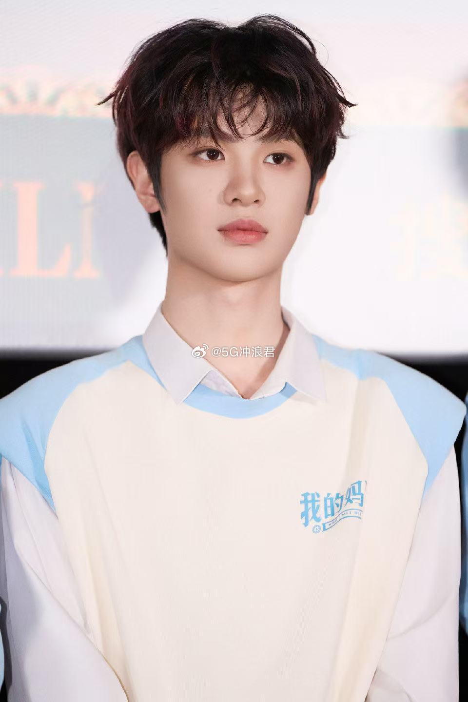 马思纯白客给黄明昊唱偶练主题曲 马思纯和白客在路演现场突然唱起eiei，黄明昊第