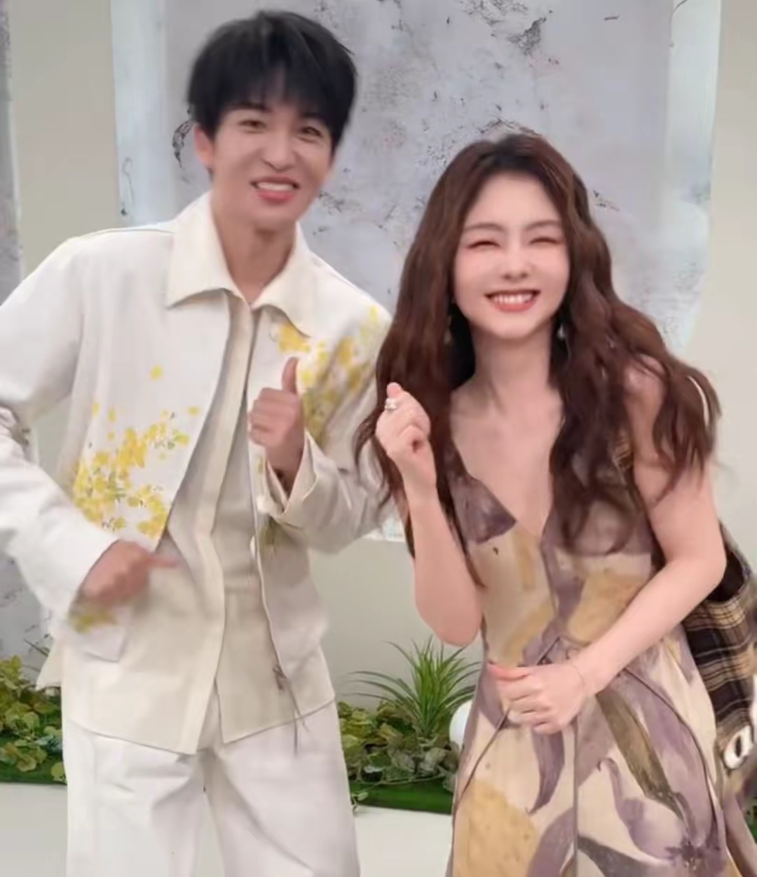 谭松韵美女好可爱啊，虽然黄子和谭松韵各跳各的，但节奏是对上了，好可爱。 