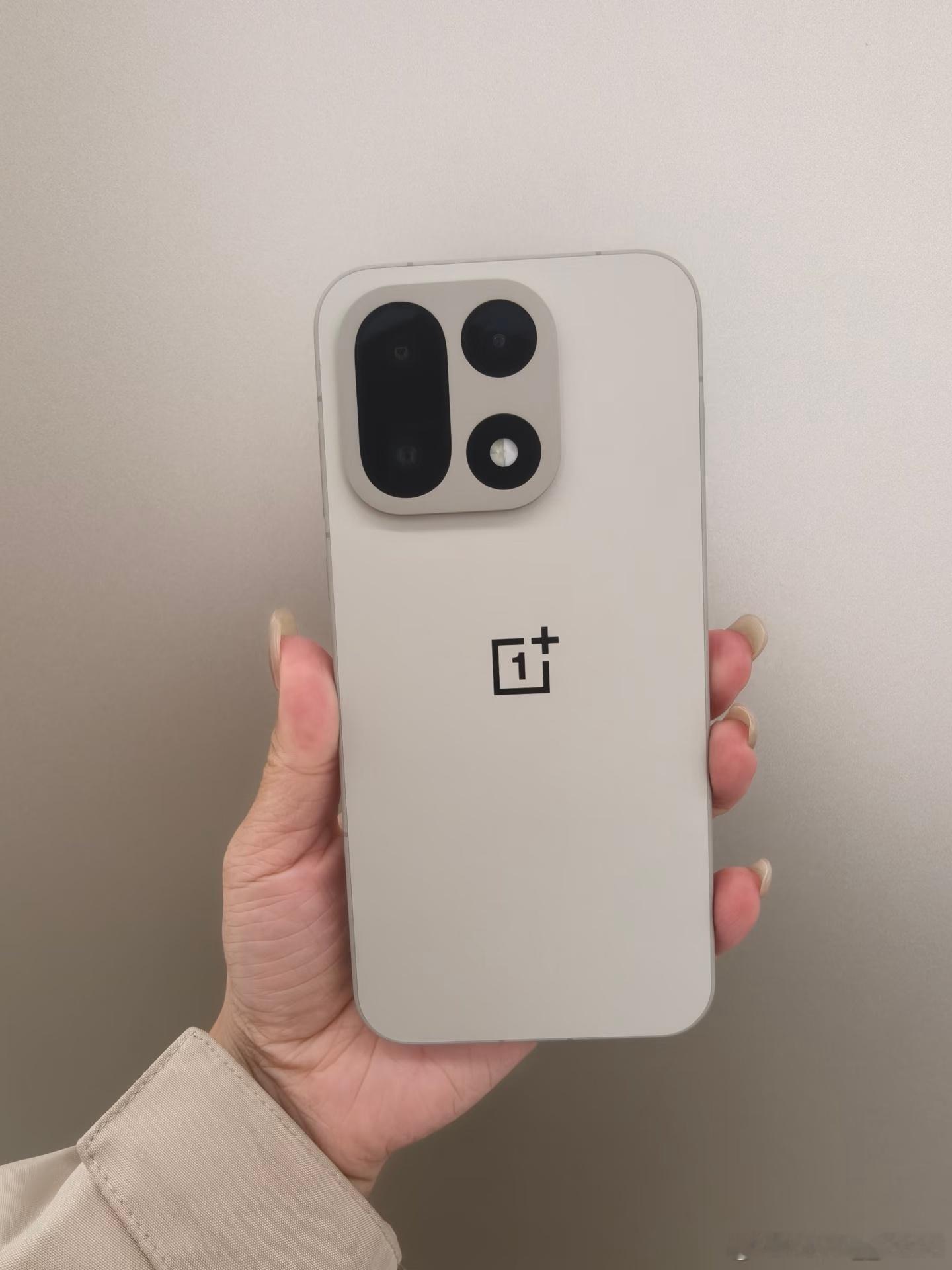 一加15这两个颜色，大家觉得哪个好看？ ​​​