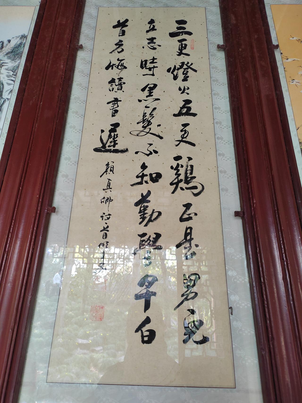 在地铁上遇到一个年轻小伙，看他年纪大概是十六七岁，个子一米八五左右，长的高高瘦瘦