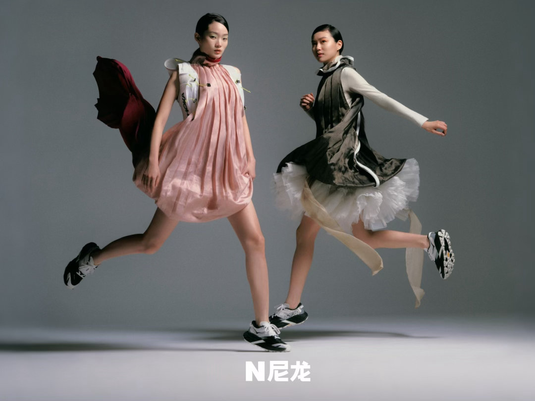 申贤智罗云熙同款 罗云熙的私服风格偏清新邻家，牛仔套装穿出学长范。申贤智的校服穿