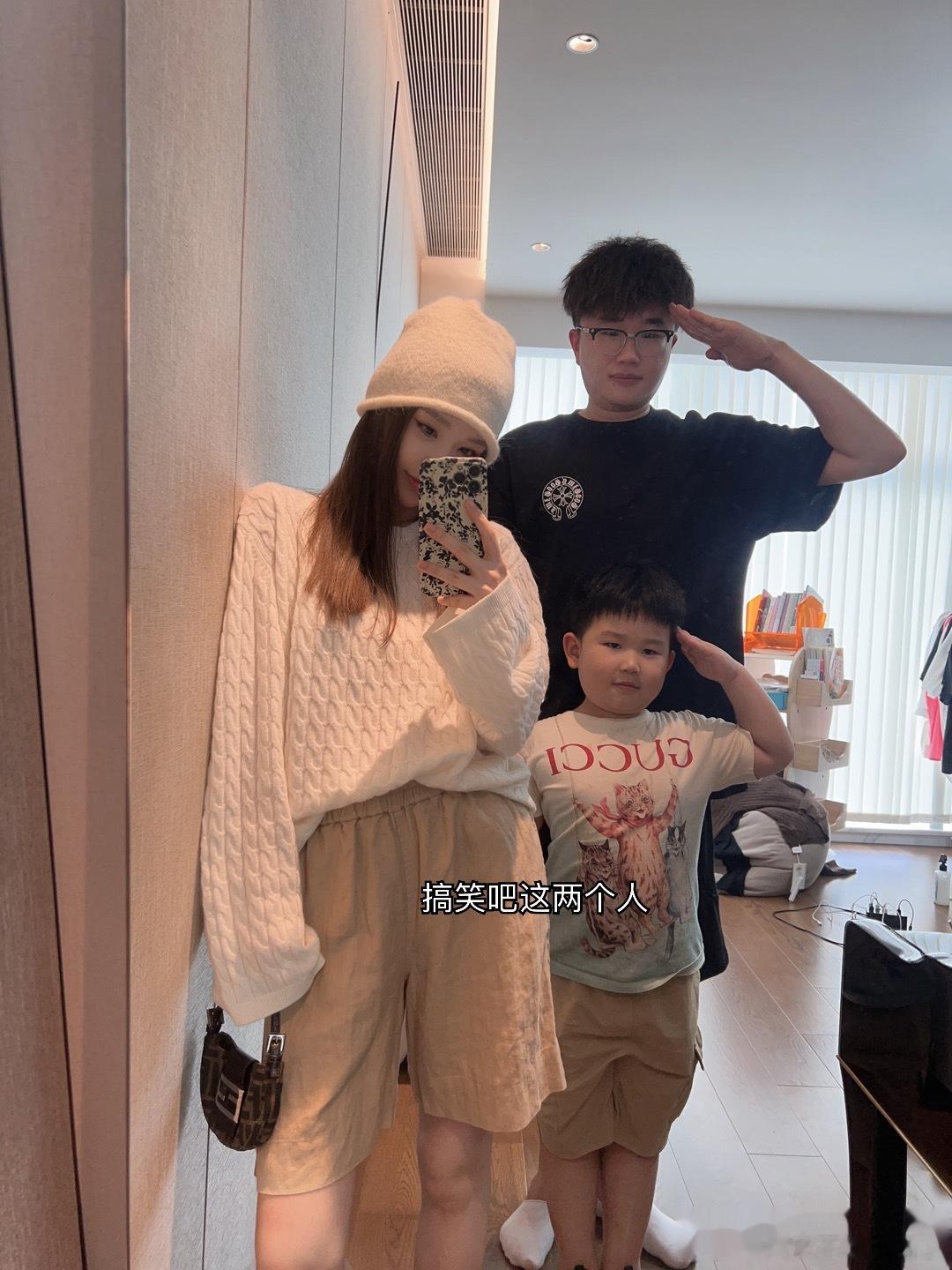 出门在对镜自拍 来了两个一摸一样的人入镜！[笑cry][笑cry]今天出门选家具