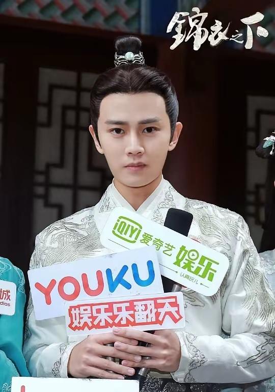 你什么依据说任嘉伦是谭带飞的？任在《锦衣之下》之前，因《大唐荣耀》早己圈粉了。