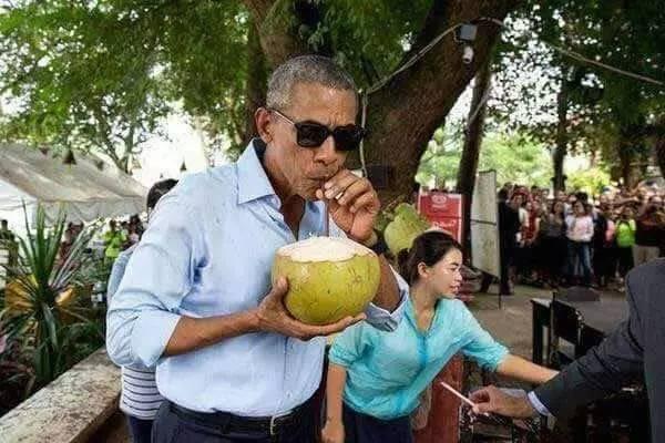 奥巴马喝椰汁，他喝得津津有味。奥巴马做运动，他笑得好开心。他来人间一趟，挺会善待