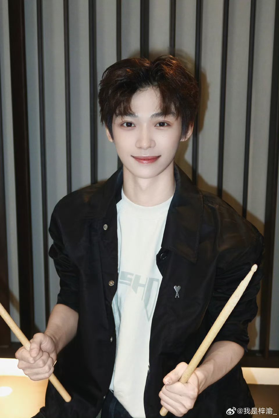 梓渝是🈵23-5吗？越来越嫩了，18岁的大帅哥 