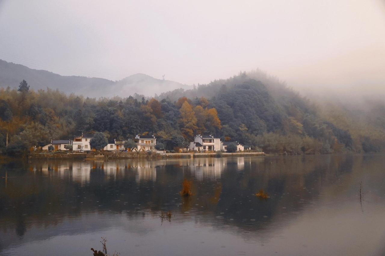 遇到一位学生家长，他一直误以为我们是做中介的，其实我们并非中介。我们的老师，都由