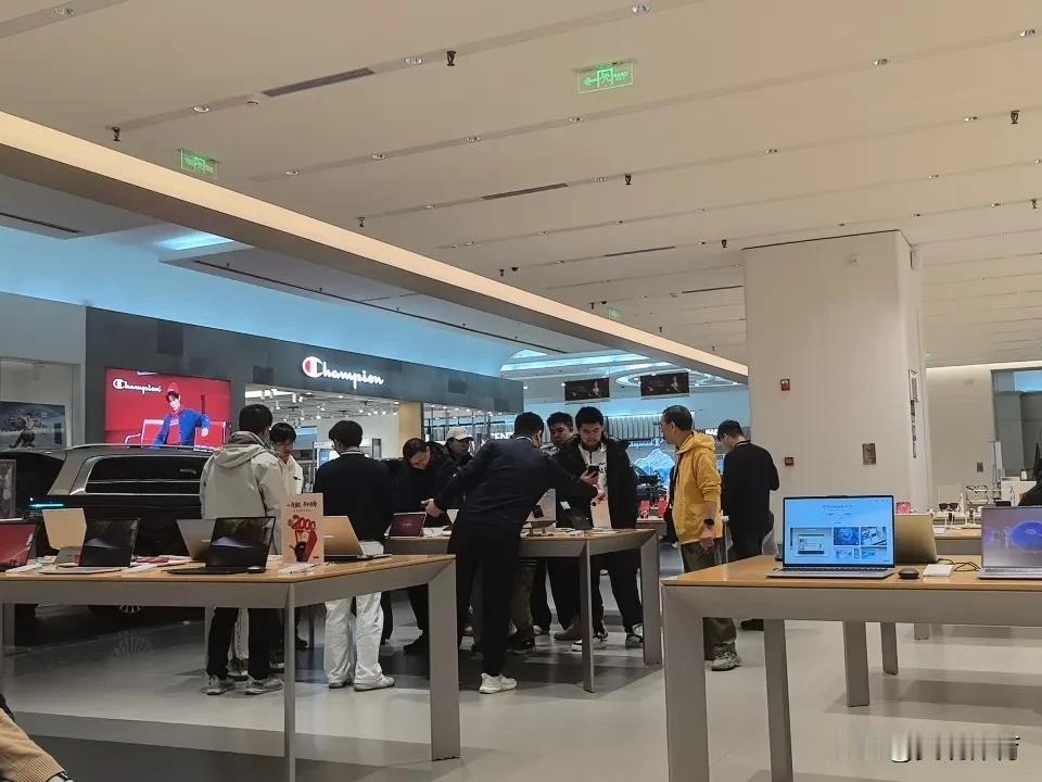 金源燕莎华为手机体验店