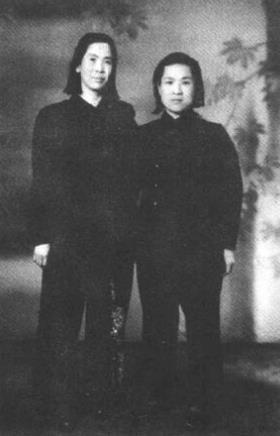 1949年贺怡(右)与姐姐贺子珍在哈尔滨