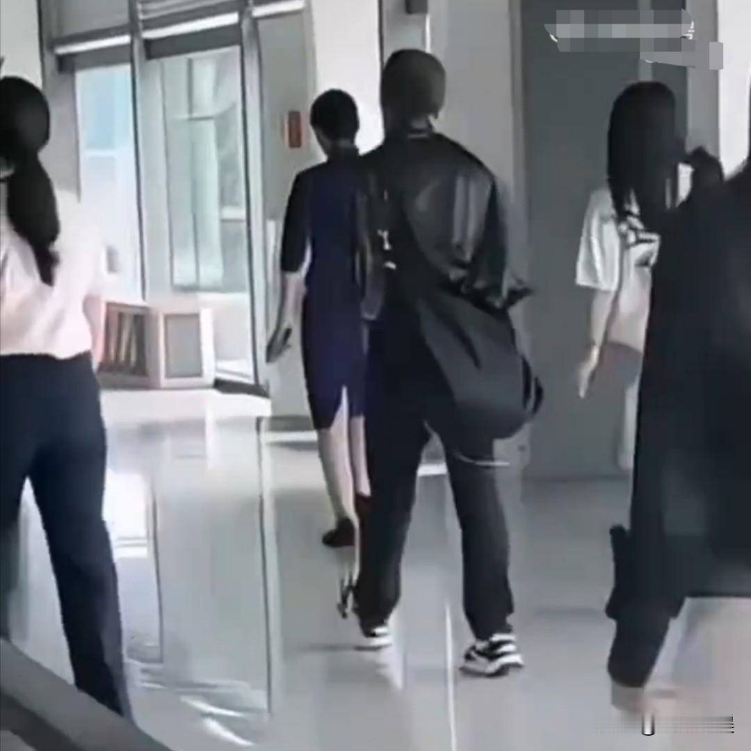 父亲谢贤去世，谢霆锋首露面，背影倍感落寞

7月24日，谢霆锋一袭黑衣，现身青岛
