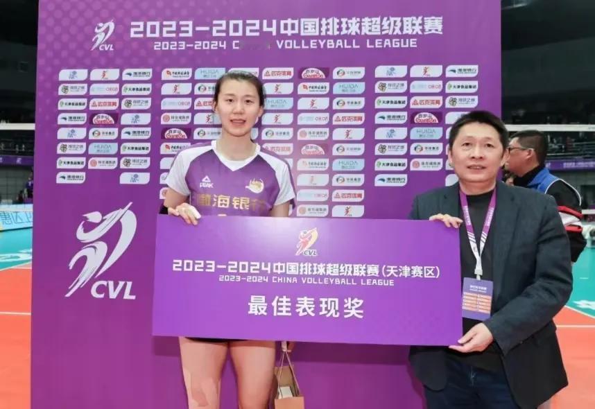 力压李盈莹夺MVP！女排又一22岁重炮崛起：半决赛效率超龚翔宇。王艺竹的后排防守