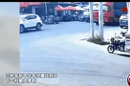 方向稍微打一下也不会撞上吧，这大婶应该原地拜拜老天，不是再去追车