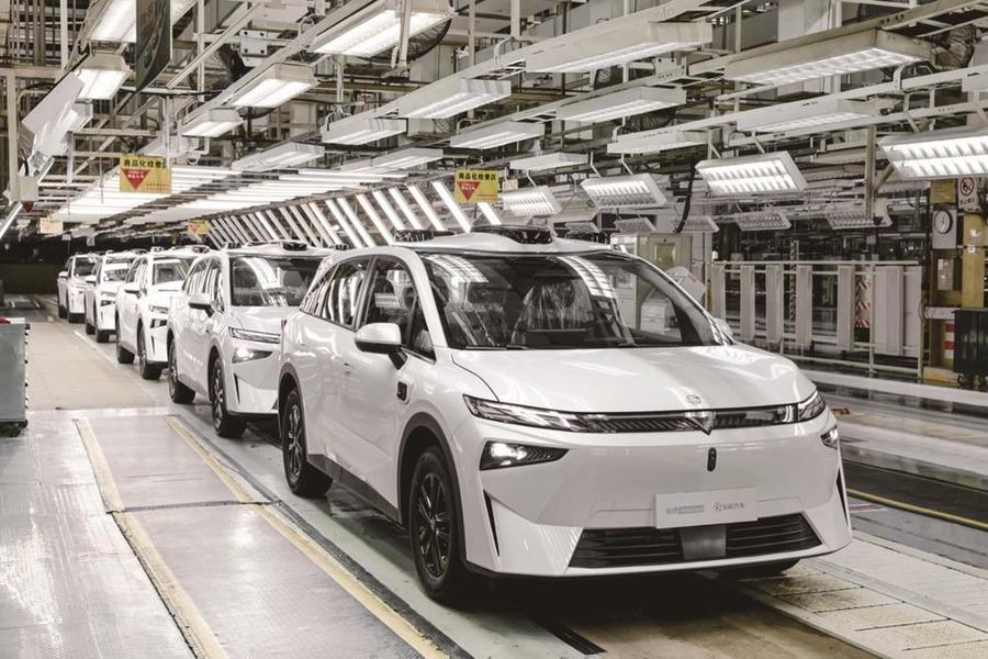 自动驾驶出租车量产交付 近日，由启辰汽车携手哈啰Robotaxi联合打造的自动驾