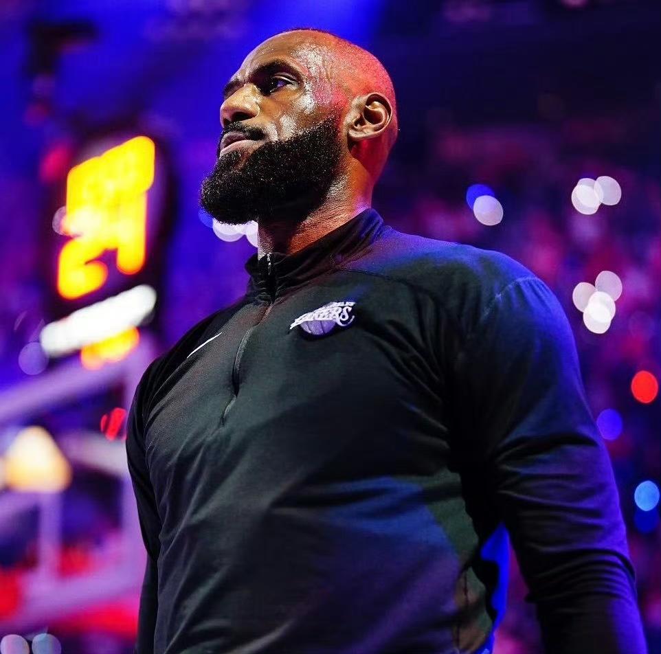 在12月5日对猛龙比赛时结束了连续1297场得分上双纪录后，詹姆斯最近11场比赛