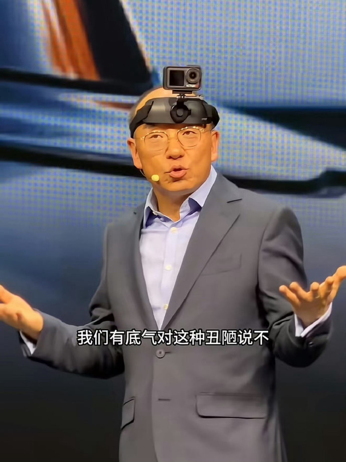 莲花CEO戴摄像头讽刺车顶激光雷达 我只知道上一个为了美观，选择升降设计的手机产