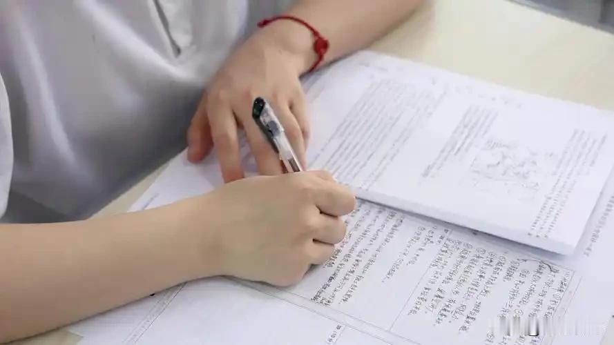 今天，办公室一个姑娘递交了辞职申请，目标很明确，打算独自去武汉租房全职备考研究生