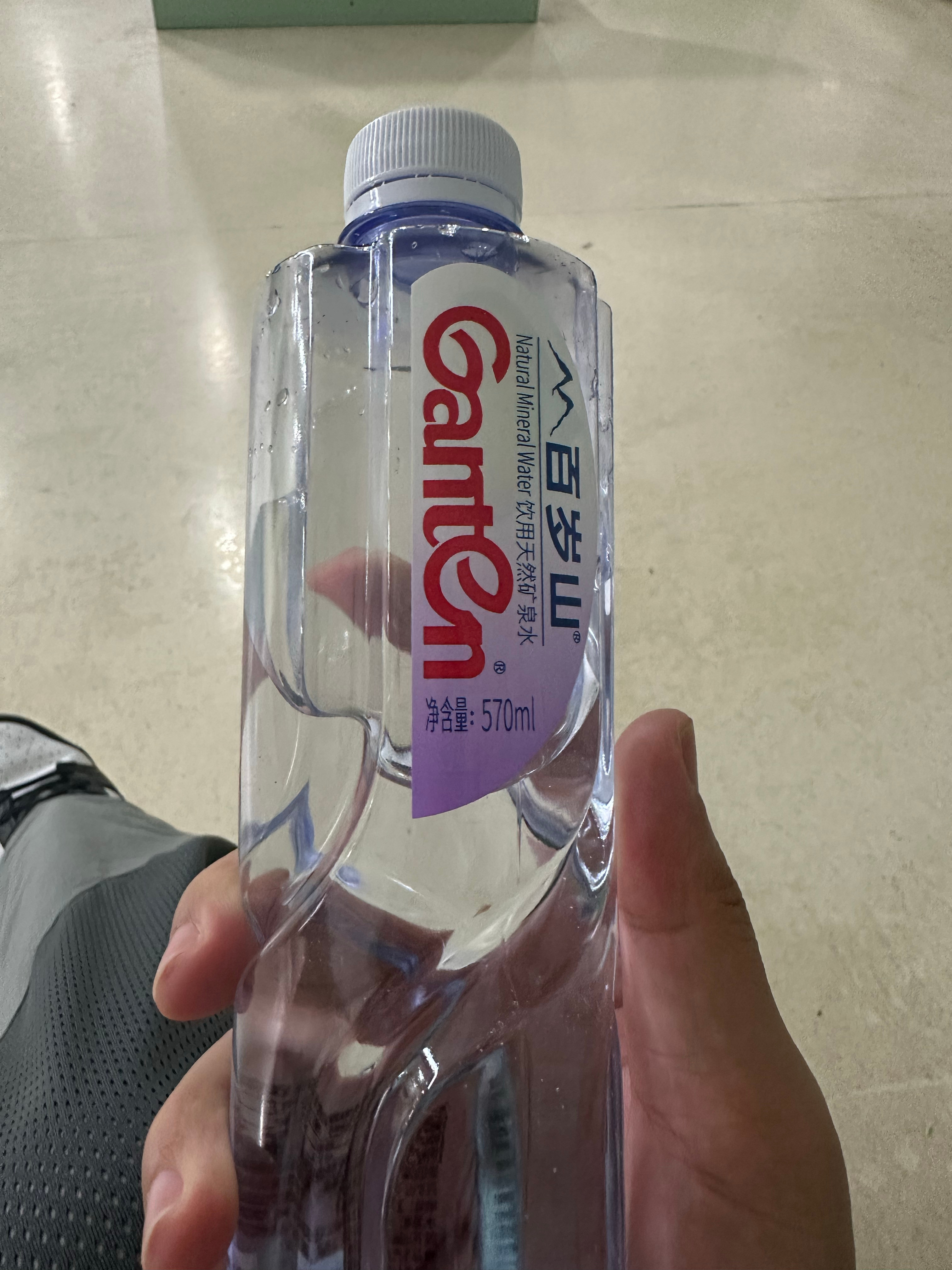 医院的百岁山4块，你们觉得贵不贵日常分享