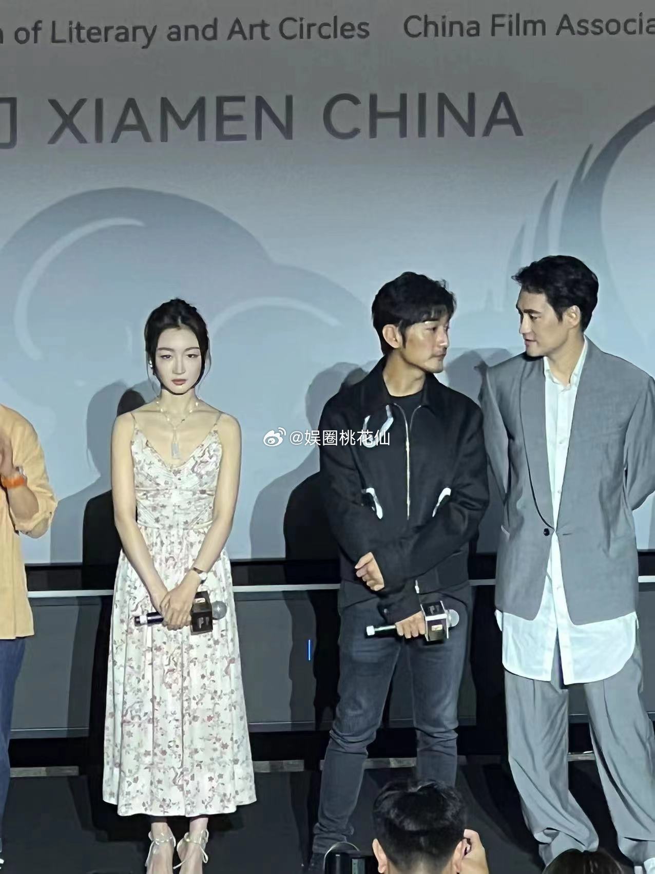 #袁弘今年金鸡坐哪儿#哈哈哈，所以这次袁弘坐在谁后面？我是很期待到时揭晓！！[哈