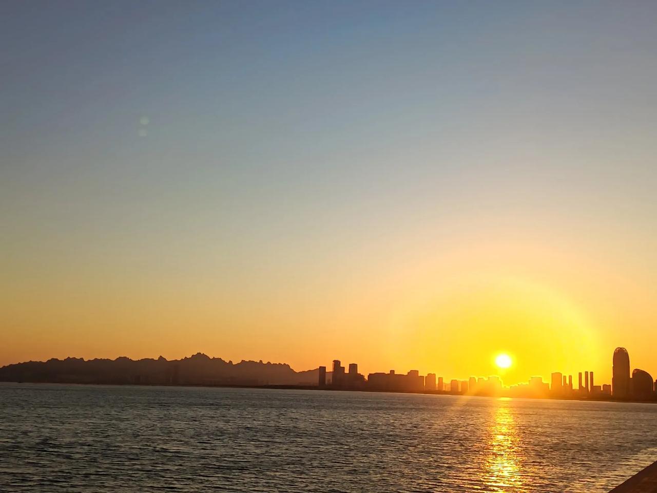 五律•佛系人生
芳芳




迎送不关我，寒喧局外身。

窗前闲对月，灯下淡吟春