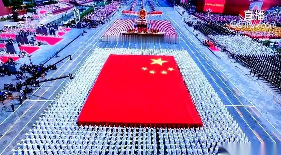 老外还在琢磨怎么在地面上设路障，一抬头，发现中国的AI已经开始接管天空了。
最近