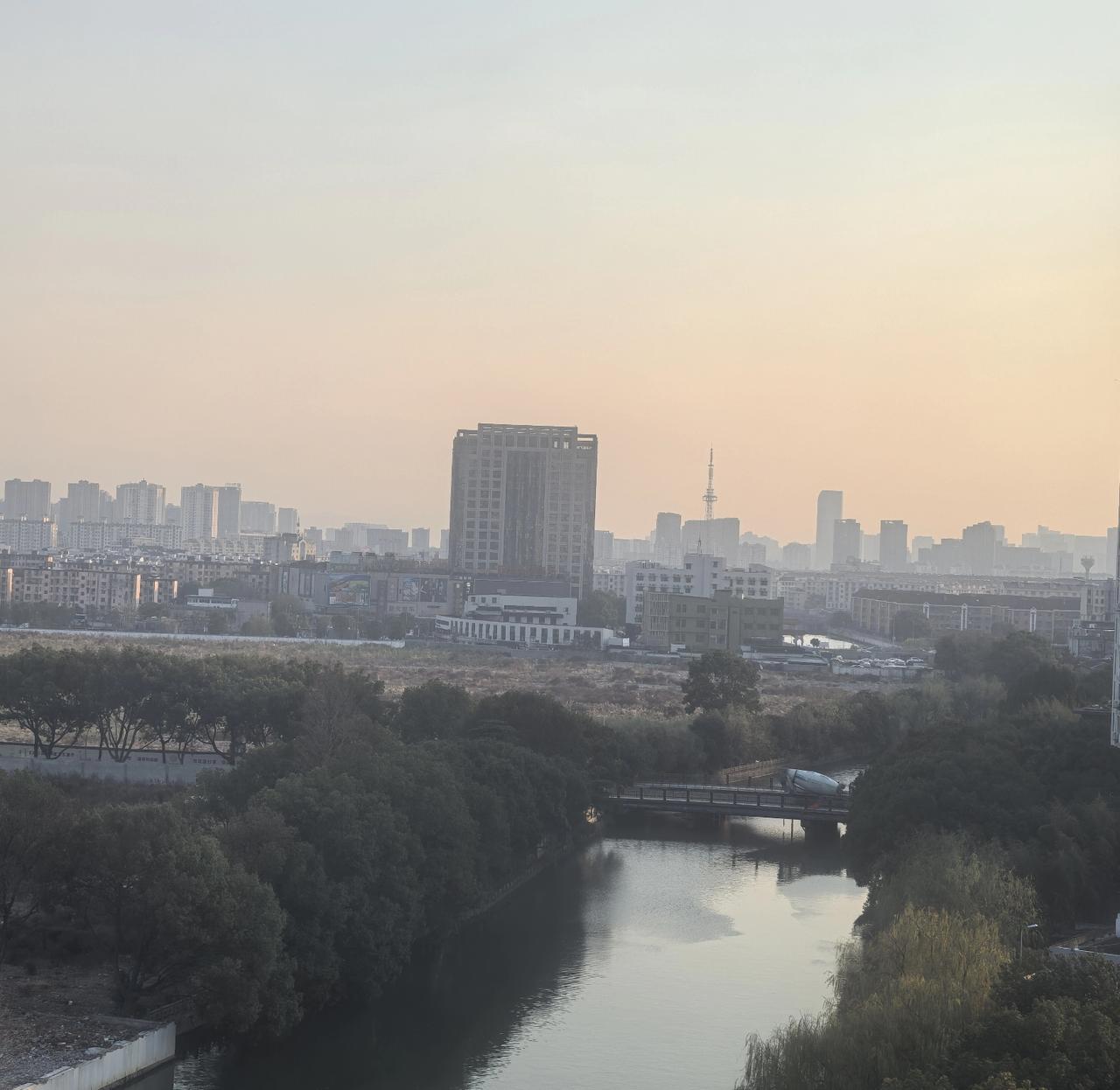 被大风吹傻了
      元旦前出发去探望老人时，阳光正好微风不燥，气温也有十几