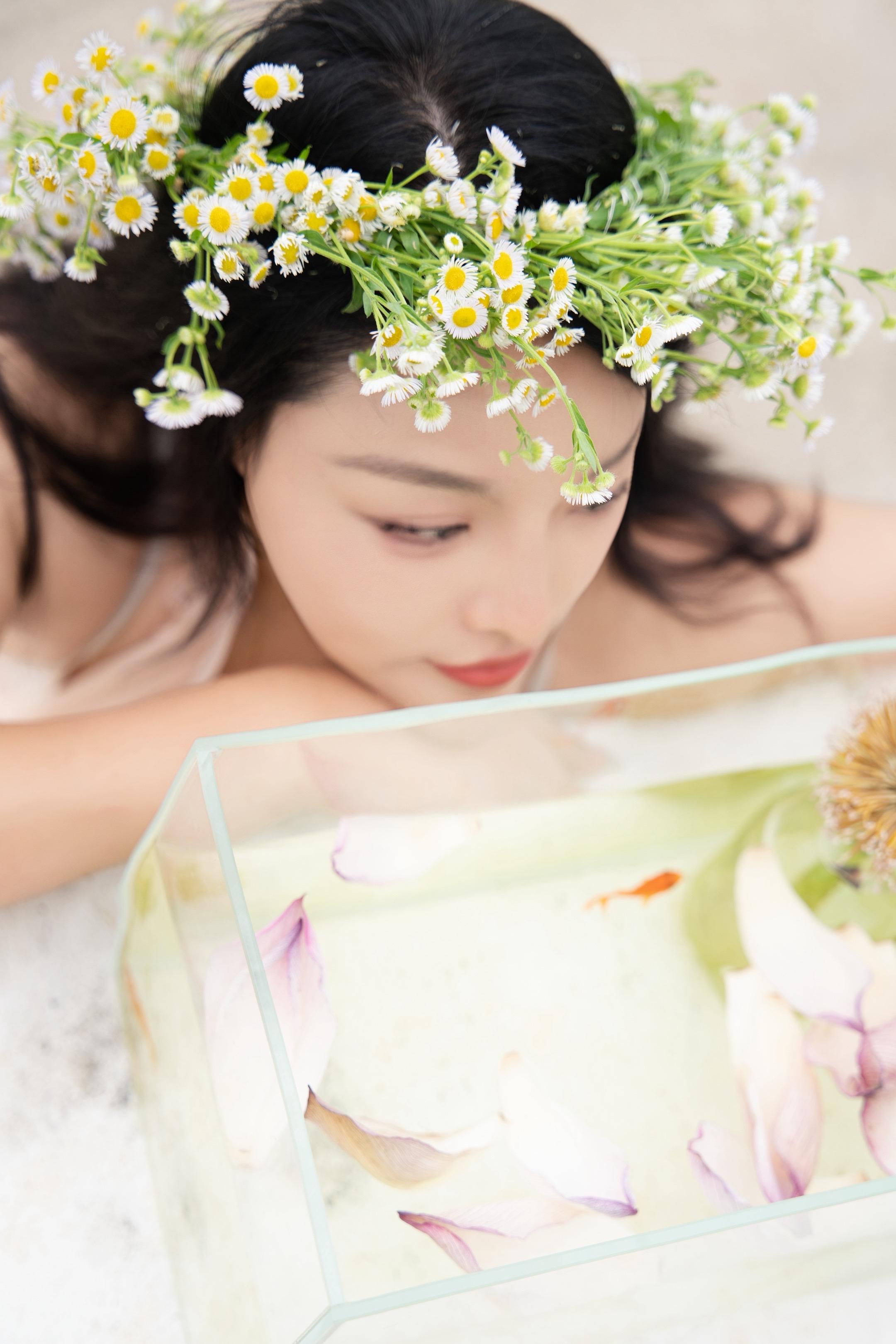 张爱玲说：你若拥我入怀，疼我入骨，我便愿意蒙上双眼，不辩你是人是鬼