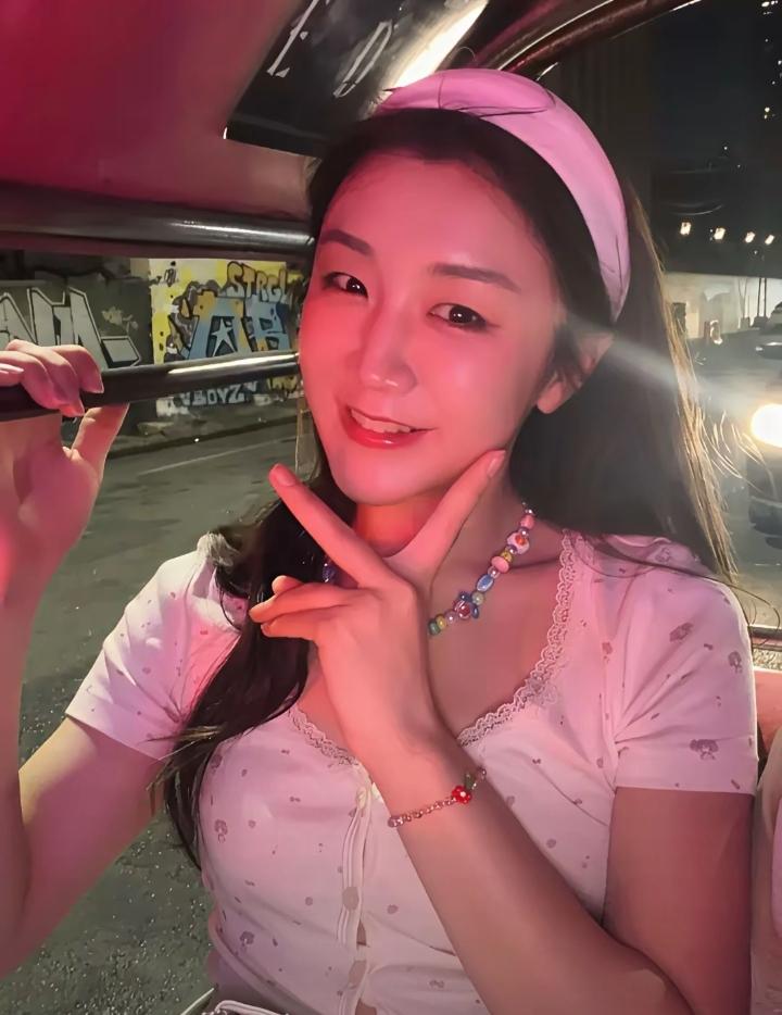 奥运冠军陈梦最近在泰国旅游的画面也太吸睛了！这次现身泰国度假，陈梦瞬间切换成松弛