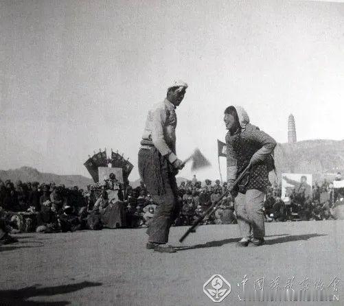 【历史上珍贵的照片3《兄妹开荒》】
延安文艺座谈会召开后，1943年春节出现了新