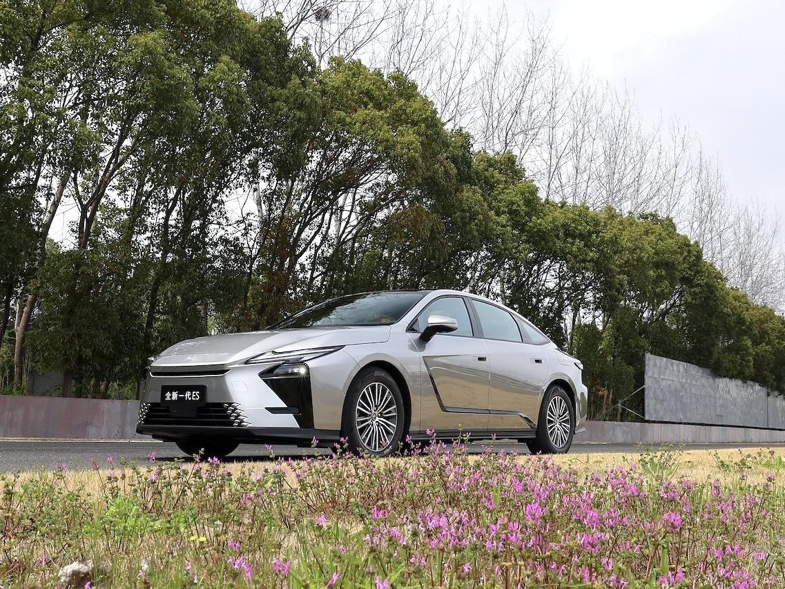 不可否认，自主品牌在新能源领域取得一定的成绩。但是，在30万级别中大型豪华轿车，