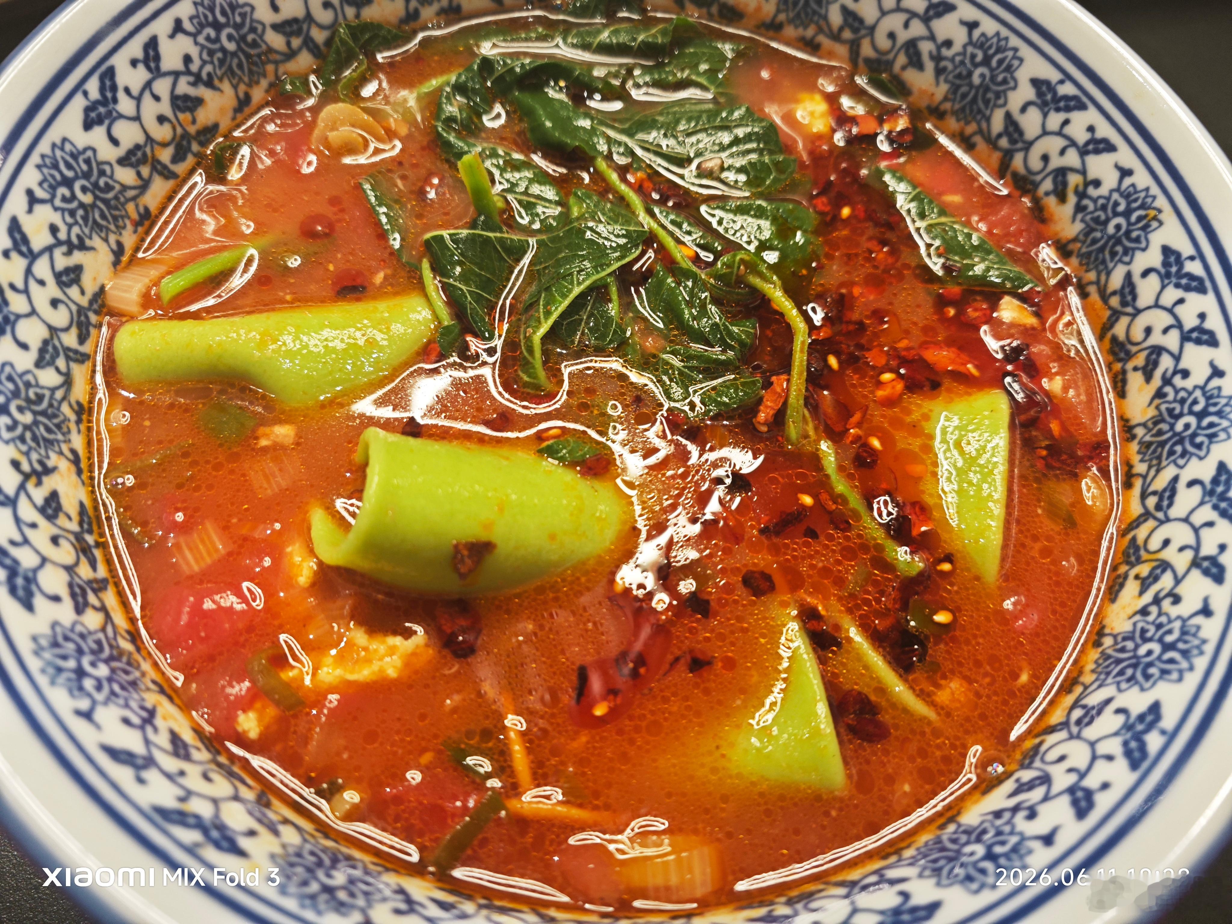 陕西蘸水面，吃了两碗，一碗绿色，一碗白色。太美味了。 