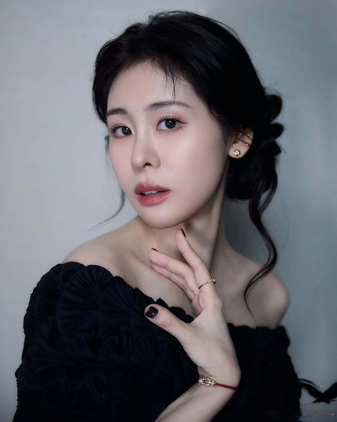 张碧晨 让女孩伤心的事我做不到张碧晨也太细心了吧，居然能注意到粉丝的指甲，这种小