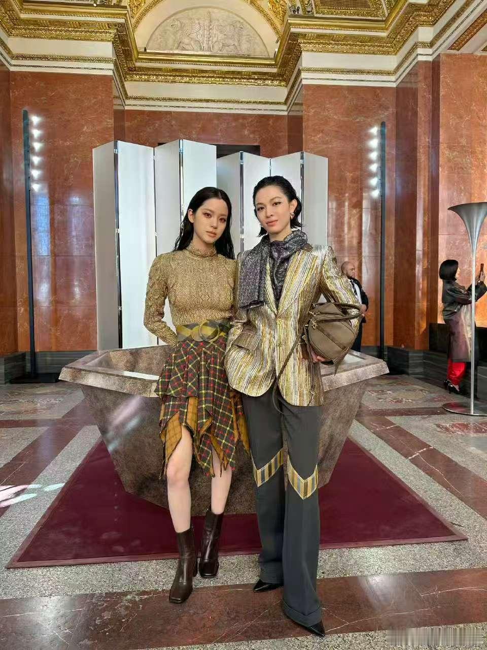 钟楚曦欧阳娜娜合照钟楚曦欧阳娜娜看秀合照巴黎LV大秀，钟楚曦、欧阳娜娜同框看秀。