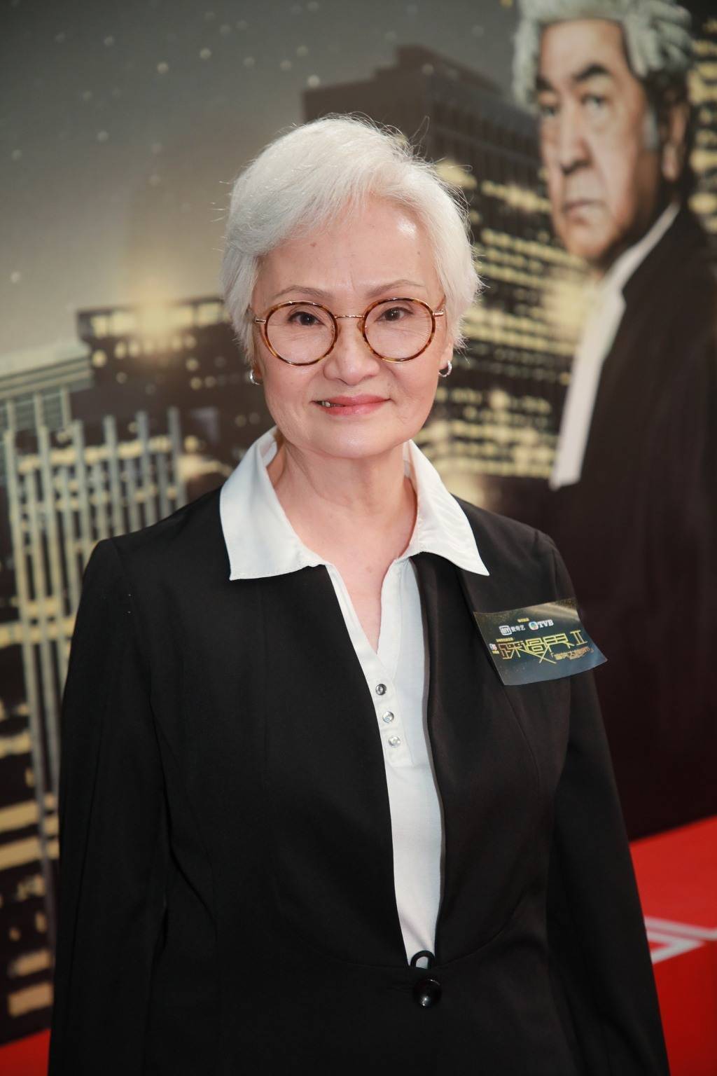 雪妮是TVB资深演员，因胰脏癌去世，享年77岁。她的丈夫唐佳因悲痛选择极端方式离