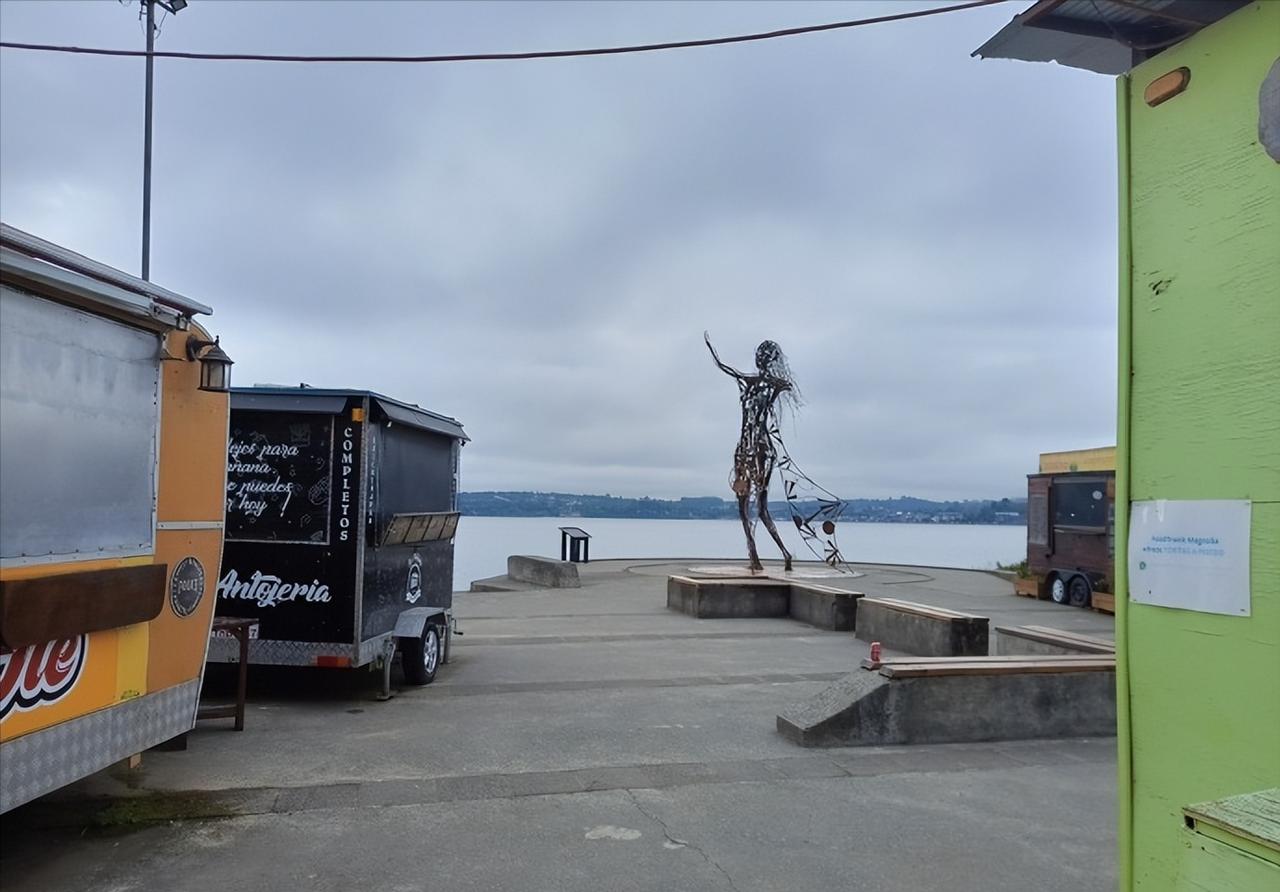 越看越像是西方惊悚片的布景