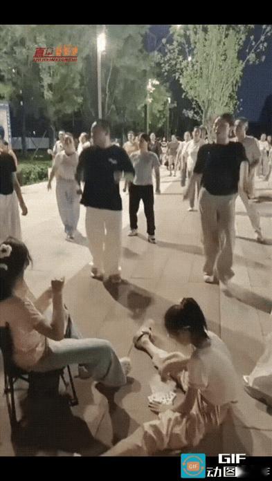 过分了！公共广场上，两个小姑娘坐在空地上安静玩扑克，没吵闹、没挡死路，只是占了一