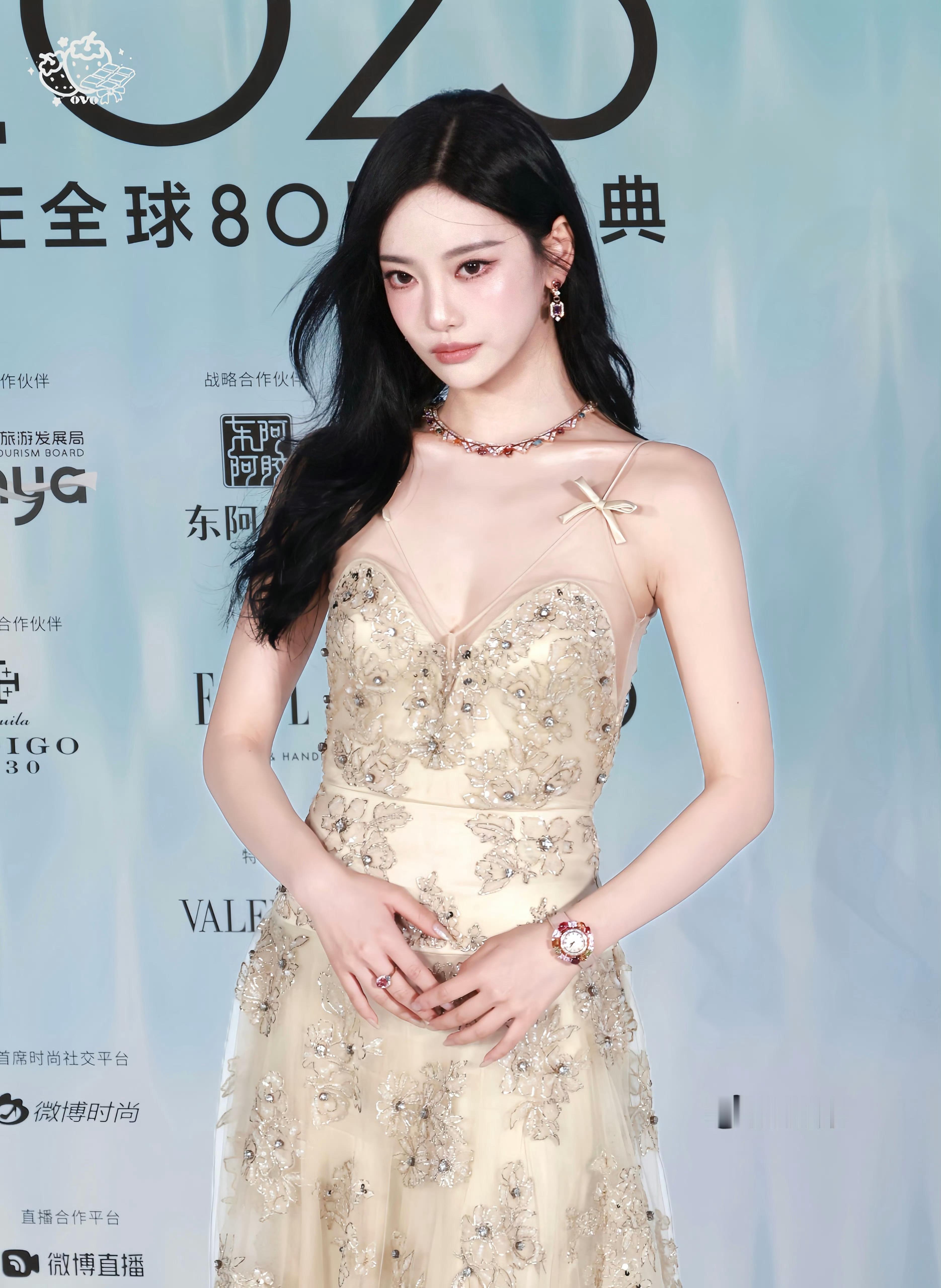 直观看出宁艺卓有多瘦都是因为此女自律 努力的结果 非常敬业的大明星🤧 ​​​