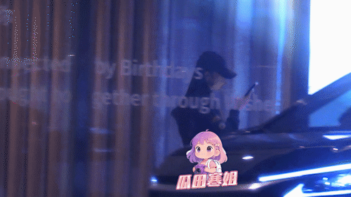 杨颖包裹严实仍能看出是美女杨颖哪像37岁的人。当天杨颖头戴帽子面戴口罩包裹十分严