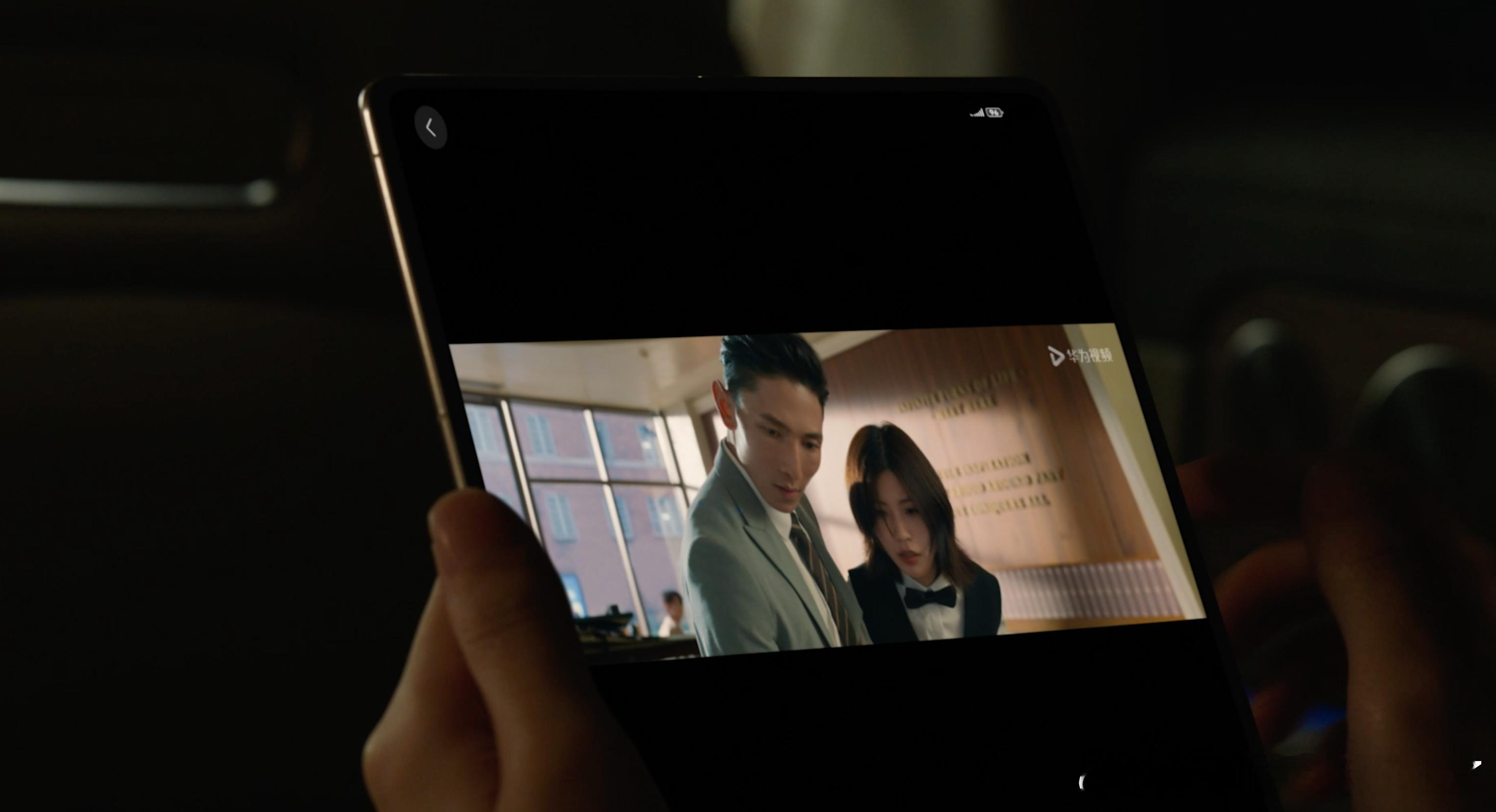 华为MateX7预装鸿蒙6.0，小艺进化为系统级智能体，推理规划与记忆能力拉满。