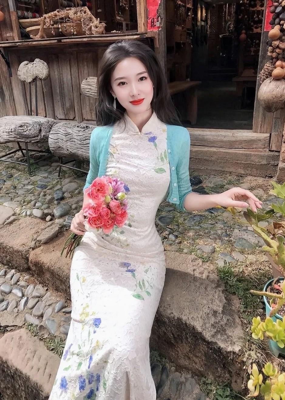 虽然我家房子破了点，但是我穿着靓丽，颜值高，身材好呀！看看气质女神的穿着搭配吧 