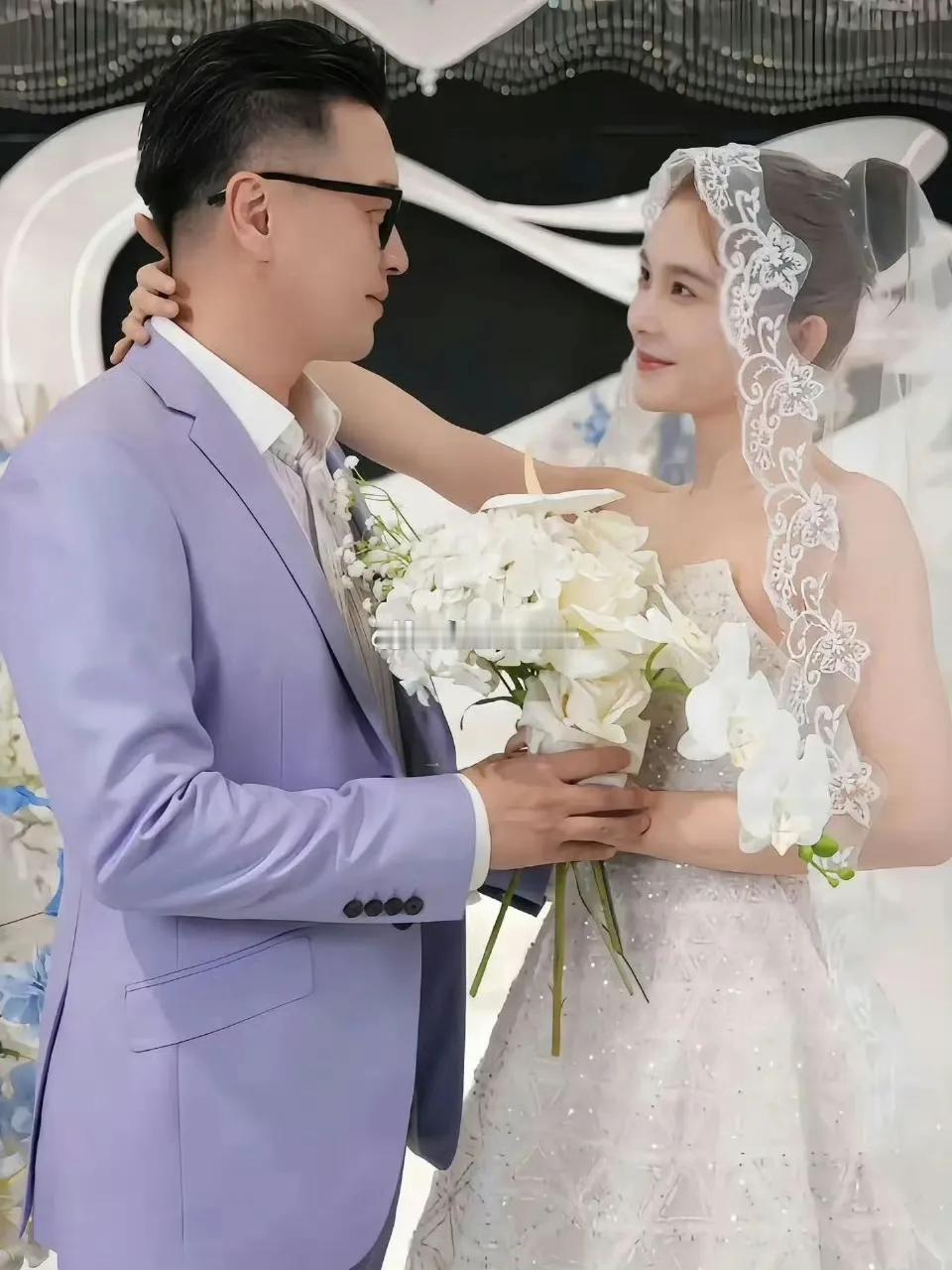 赵樱子深陷风波，她与演员蒋毅频繁互动炒CP，还合拍求婚视频，场面十分逼真。不料曝