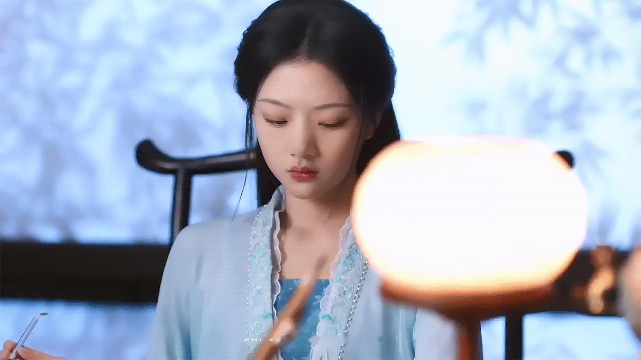 董思成拍了任敏电视剧良陈美锦良陈美锦里顾锦朝这个素衣造型太有味道了，披发简约又大