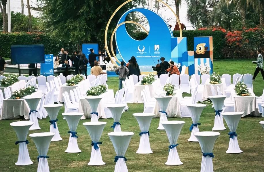 亚洲杯欢迎晚宴现场曝光，
弄得跟参加婚礼一样，
这也太浪漫了。

亚洲杯明天开赛