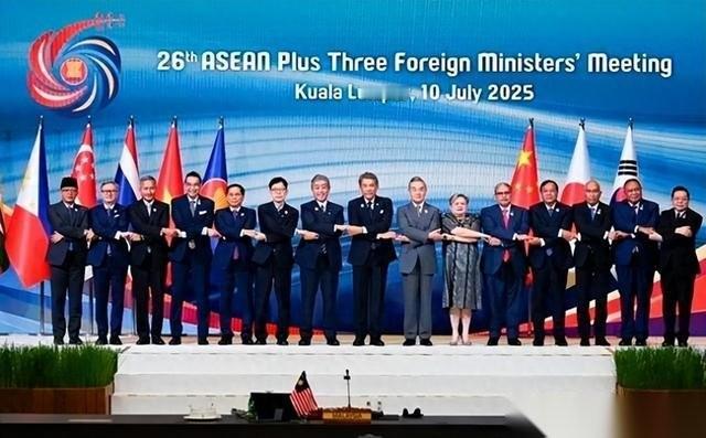 特朗普这回算是踢到铁板了。刚上台就想给东盟来个下马威，4月2号甩出关税大棒，以为