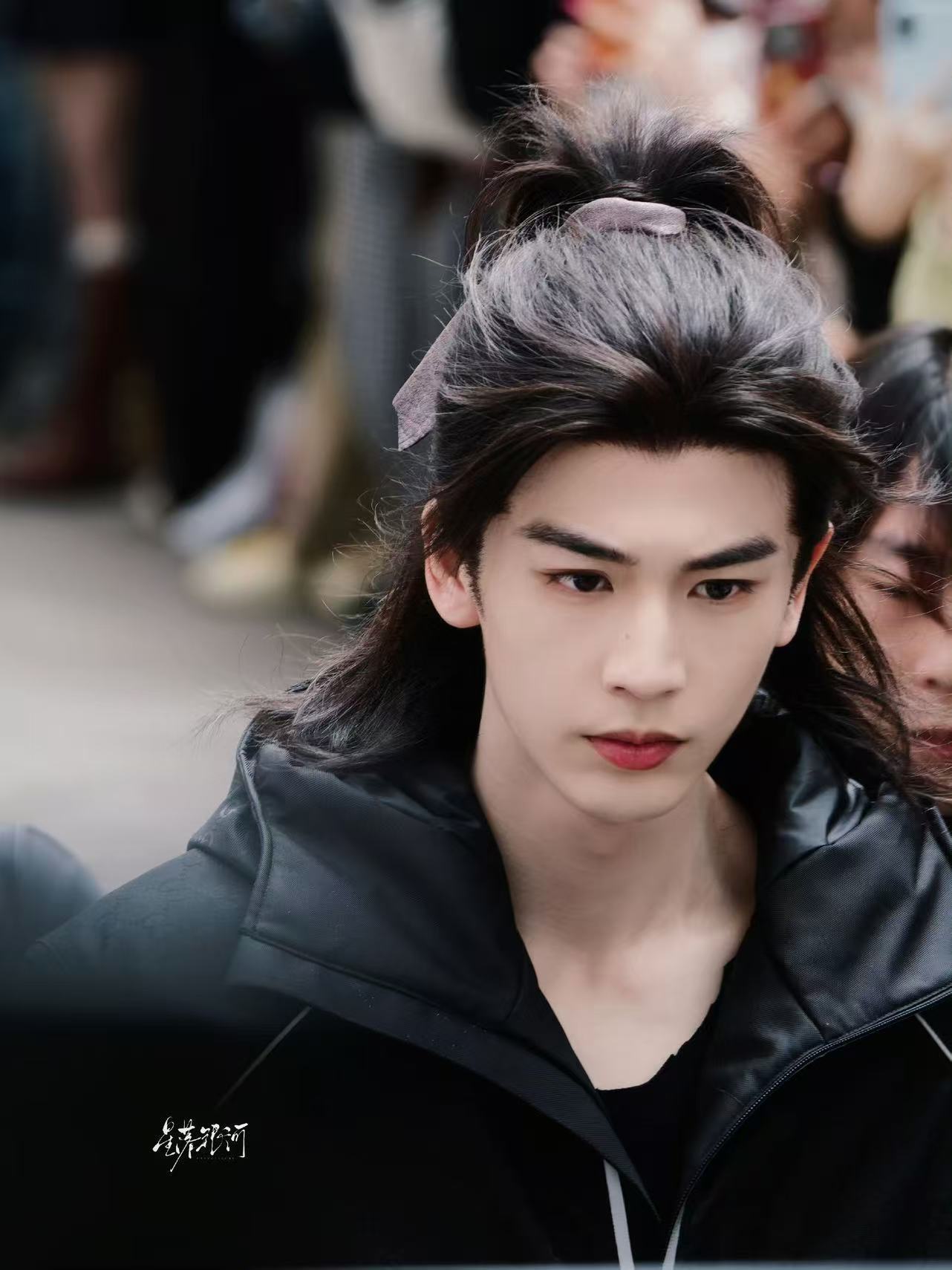 张凌赫归鸾出妆路透 张凌赫今日出妆路透，高马尾造型，完全是意气风发的少年，爱上张