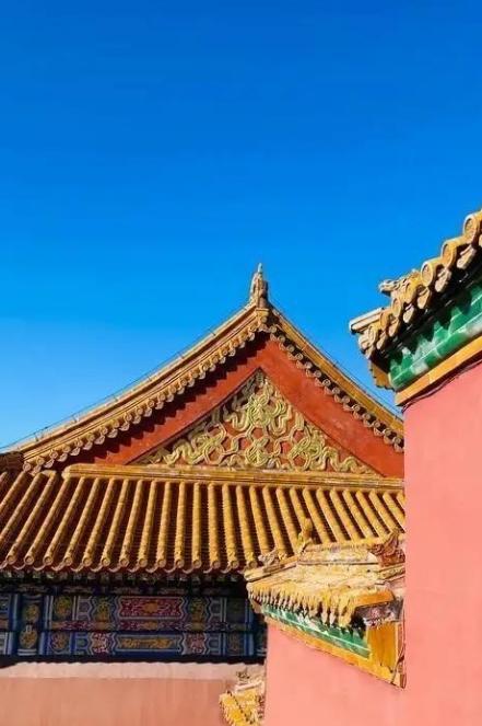 故宫缺钱到了什么地步，似乎永远入不敷出？故宫每年门票收入近8亿，文创收入大约15